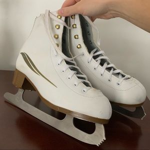 | FIGURE SKATES
